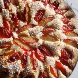 Заливной пирог со сливами на кефире