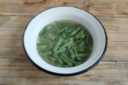 название картинки Замороженная стручковая фасоль на сковороде