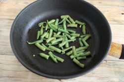 название картинки Замороженная стручковая фасоль на сковороде