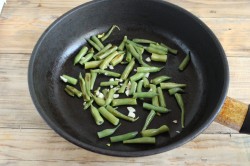 название картинки Замороженная стручковая фасоль на сковороде