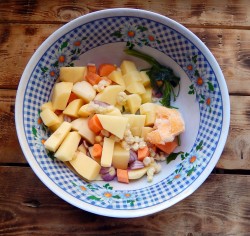 название картинки Картошка с овощами в духовке запеченная