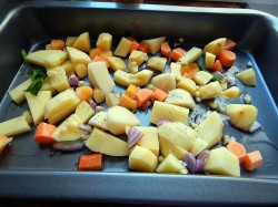 название картинки Картошка с овощами в духовке запеченная