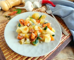 название картинки Картошка с овощами в духовке запеченная