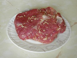 Запеченная свиная шейка в маринаде на минералке в духовке - шаг 3