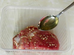 Запеченная свиная шейка в маринаде на минералке в духовке - шаг 4