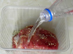 Запеченная свиная шейка в маринаде на минералке в духовке - шаг 5