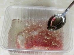 Запеченная свиная шейка в маринаде на минералке в духовке - шаг 6