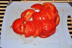 Запеченные веером баклажаны с помидорами и сыром - шаг 2