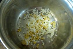 Тунец с грибами в сметане в духовке