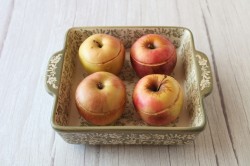 Запеченные яблоки с творогом в духовке