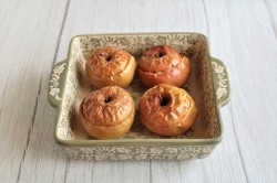 Запеченные яблоки с творогом в духовке