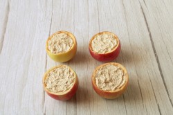 Запеченные яблоки с творогом в духовке