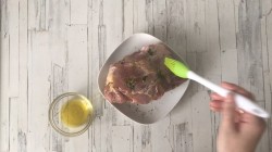 название картинки Запеченный бараний окорок в медовой глазури