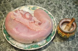 название картинки Запеченный говяжий язык в духовке