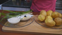 Запеченный картофель с корочкой под соусом