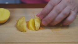 Запеченный картофель с корочкой под соусом