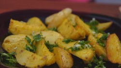 Запеченный картофель с корочкой под соусом