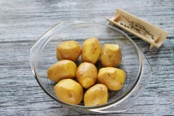 Запеченный молодой картофель в духовке целиком