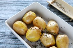 Запеченный молодой картофель в духовке целиком