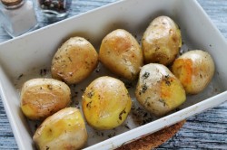 Запеченный молодой картофель в духовке целиком