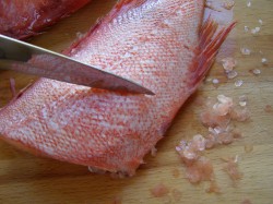 Морской окунь, запеченный в духовке - шаг 1 Морской окунь, запеченный в духовке - шаг 1