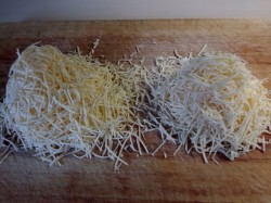 Запеканка из тертого картофеля с сыром в духовке - шаг 2