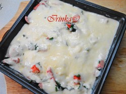 Запеканка на сливках, цветной капусте, сыре с сосисками