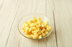 Запеканка с яблоками и манкой творожная