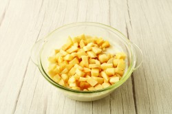 Запеканка с яблоками и манкой творожная