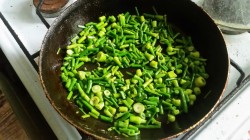 Запеканка из чесночных стрелок на сковороде - шаг 2 Запеканка из чесночных стрелок на сковороде - шаг 2