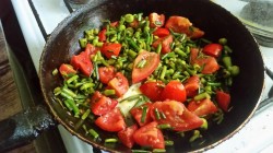 Запеканка из чесночных стрелок на сковороде - шаг 4 Запеканка из чесночных стрелок на сковороде - шаг 4