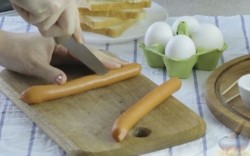 Завтрак для влюбленных из сосисок с яйцами