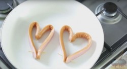 Завтрак для влюбленных из сосисок с яйцами
