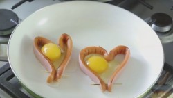 Завтрак для влюбленных из сосисок с яйцами
