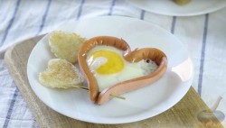 Завтрак для влюбленных из сосисок с яйцами