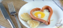 Завтрак для влюбленных из сосисок с яйцами