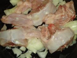 Заяц, тушеный в сметане