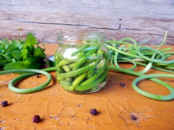 Зелень чеснока маринованная на зиму