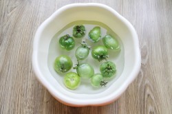 Квашеные зеленые помидоры на зиму в банках