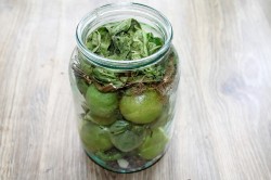 Квашеные зеленые помидоры на зиму в банках