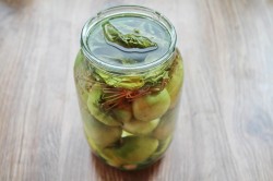 Квашеные зеленые помидоры на зиму в банках