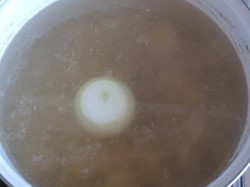 Зеленый суп щавелевый на свинине с яйцами