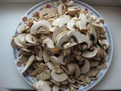 Картошка с грибами и луком жареная на сковороде