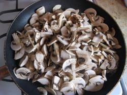 Картошка с грибами и луком жареная на сковороде