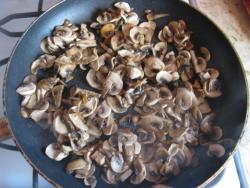 Картошка с грибами и луком жареная на сковороде