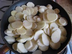 Картошка с грибами и луком жареная на сковороде