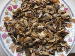 Картошка с грибами и луком жареная на сковороде