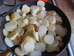 Картошка с грибами и луком жареная на сковороде