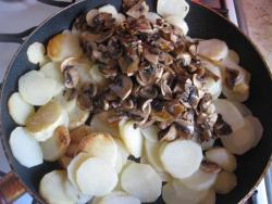 Картошка с грибами и луком жареная на сковороде