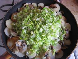 Картошка с грибами и луком жареная на сковороде